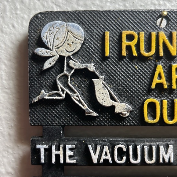 Vintage metal trivet with humorous saying: “I run things around here” - Picture 6 of 7